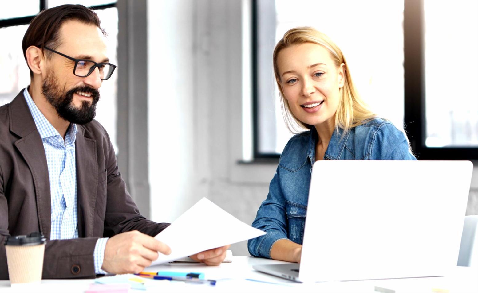 Interaktiver Workshop-Raum mit Teilnehmern beim gemeinsamen Arbeiten an Finanzplänen